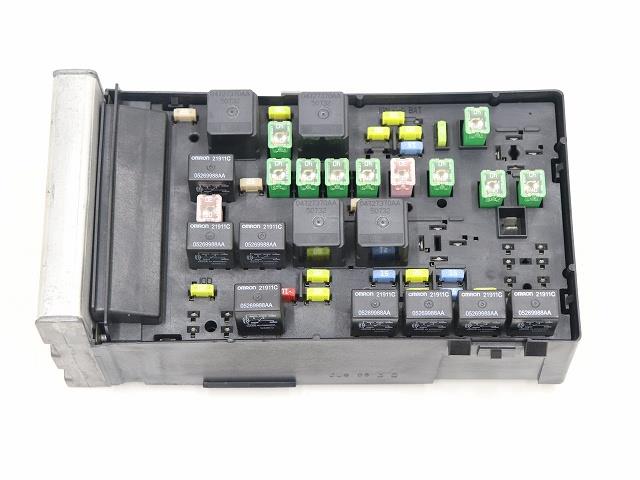 メーカー クライスラー 車名 クライスラーボイジャー 型式類別 11116-0401 グレード 3300 ボイジャー LXプレミアム 認定型式 GH-RG33S 車両タイプ 年式 H17/ シフト 駆動 通称型式 エンジン型式 R ミッション型式 アクスル型式 車体色 白 車体色No トリム色No 走行距離(Km) メーカー純正品番 05144579AC 部品メーカー品番 P05144505AC 保証 1ヶ月/1000km 付加情報 E/Gルーム内に付く;05144579AC;P05144505AC; 商品情報 ※純正番号およびモデル番号は参考としてください。※リビルト部品を購入される際のお願い【再生部品】と表示されているものをリビルト部品と呼んでいます。リビルト部品の場合には、交換時に取り外した部品をご返却していただく場合があります。詳しくはこちら※大物商品(ドア・ボンネット・バンパー等)は個人宅への配送ができない場合がございます。その場合、最寄りの配送業者支店止め等の対応となりますので、あらかじめご了承ください。 ページ上部へ【中古】中古部品 クライスラーボイジャー RG33S ヒューズボックス 【3310070100-001680673167800】