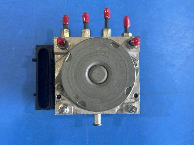 メーカー スズキ 車名 MRワゴン 型式類別 15276-0004 グレード ウィットXS 認定型式 DBA-MF22S 車両タイプ 5ドアハッチバック 年式 H19/5 シフト 4DT 駆動 通称型式 MF22SRNXD-S2 エンジン型式 K6A ミッション型式 アクスル型式 車体色 マルーンブラウンパール 車体色No ZEL トリム色No 走行距離(Km) 113,000 メーカー純正品番 56110-58JA0 部品メーカー品番 保証 1ヶ月/1000km 付加情報 診断機チェックOK/テストOK 商品情報 ※純正番号およびモデル番号は参考としてください。※リビルト部品を購入される際のお願い【再生部品】と表示されているものをリビルト部品と呼んでいます。リビルト部品の場合には、交換時に取り外した部品をご返却していただく場合があります。詳しくはこちら※大物商品(ドア・ボンネット・バンパー等)は個人宅への配送ができない場合がございます。その場合、最寄りの配送業者支店止め等の対応となりますので、あらかじめご了承ください。 ページ上部へ【中古】中古部品 MRワゴン MF22S ABSアクチュエーター 【3310590000-202605048142500】