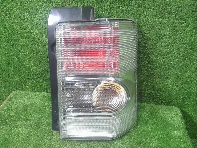 【中古】中古部品 ムーヴコンテ L585S 右テールランプ 【3330900100-000026054515500】
