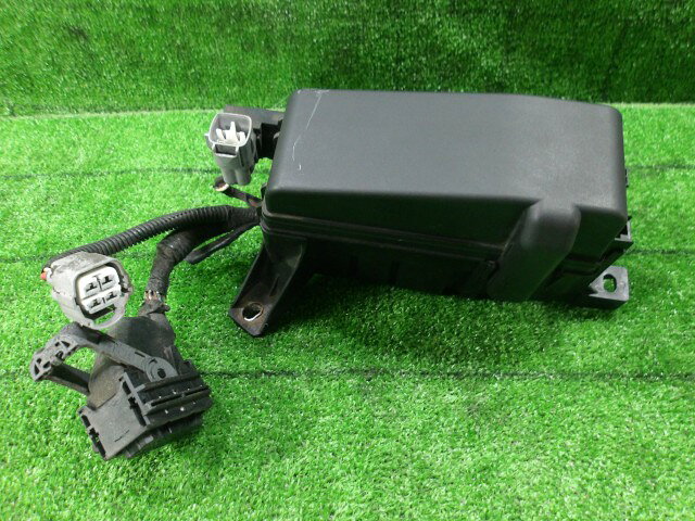 メーカー 日産 車名 NV100クリッパー 型式類別 18016-0618 グレード DX 4WD 認定型式 HBD-DR17V 車両タイプ ケイバン 年式 H27/5 シフト 5DT 駆動 4×4 通称型式 PQCNRDGZA1EDA エンジン型式 R06A ミッション型式 アクスル型式 車体色 白 スペリアホワイト 車体色No 26U トリム色No 走行距離(Km) 181,513 メーカー純正品番 部品メーカー品番 保証 1ヶ月/1000km 付加情報 エンジンルーム内用,ハーネスカット付,36738-64P00 商品情報 ※純正番号およびモデル番号は参考としてください。※リビルト部品を購入される際のお願い【再生部品】と表示されているものをリビルト部品と呼んでいます。リビルト部品の場合には、交換時に取り外した部品をご返却していただく場合があります。詳しくはこちら※大物商品(ドア・ボンネット・バンパー等)は個人宅への配送ができない場合がございます。その場合、最寄りの配送業者支店止め等の対応となりますので、あらかじめご了承ください。 ページ上部へ【中古】中古部品 NV100クリッパー DR17V ヒューズボックス 【3330420100-260516000267801】