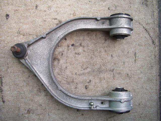 【中古】中古部品 ベンツ Sクラス 220175 左フロントアッパアーム 【3310070100-000834858051750】