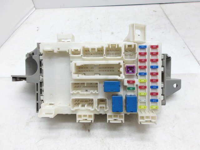 メーカー スズキ 車名 アルト 型式類別 16405-0007 グレード VP 認定型式 HBD-HA25V 車両タイプ 5ドアハッチバック 年式 H26/11 シフト 4FT 駆動 4×2 通称型式 HA25VAGPV-3 エンジン型式 K6A ミッション型式 アクスル型式 車体色 スペリアホワイト 車体色No 26U トリム色No 走行距離(Km) 87,552 メーカー純正品番 36780-62P00 部品メーカー品番 保証 1ヶ月/1000km 付加情報 室内ヒューズBOXです。36780-62P00;問題なしOK 商品情報 ※純正番号およびモデル番号は参考としてください。※リビルト部品を購入される際のお願い【再生部品】と表示されているものをリビルト部品と呼んでいます。リビルト部品の場合には、交換時に取り外した部品をご返却していただく場合があります。詳しくはこちら※大物商品(ドア・ボンネット・バンパー等)は個人宅への配送ができない場合がございます。その場合、最寄りの配送業者支店止め等の対応となりますので、あらかじめご了承ください。 ページ上部へ【中古】中古部品 アルト HA25V ヒューズボックス 【3310250100-000263023067800】