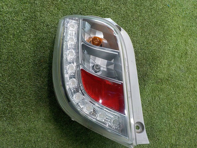 【中古】中古部品 ミライース LA300S 左テールランプ 【3260200000-260608000115600】