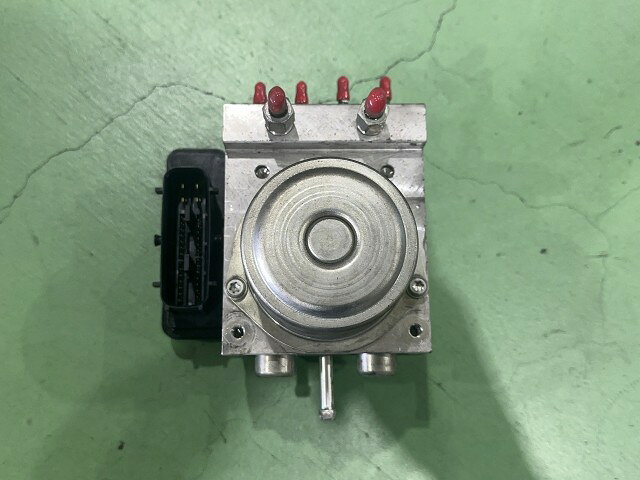 メーカー 日産 車名 セレナ 型式類別 17324-0070 グレード ハイウェイスター S-ハイブリッド 認定型式 DAA-HFC26 車両タイプ 5DBOXワゴン 年式 H26/3 シフト CVT 駆動 通称型式 EDRARGVC26GDA エンジン型式 MR20DD ミッション型式 アクスル型式 車体色 ブリリアントホワイトパール(3P) 車体色No QAB トリム色No 走行距離(Km) 105,000 メーカー純正品番 47660-3GR2B 部品メーカー品番 TD8405 保証 1ヶ月/1000km 付加情報 診断機チェックOK/テストOK 商品情報 ※純正番号およびモデル番号は参考としてください。※リビルト部品を購入される際のお願い【再生部品】と表示されているものをリビルト部品と呼んでいます。リビルト部品の場合には、交換時に取り外した部品をご返却していただく場合があります。詳しくはこちら※大物商品(ドア・ボンネット・バンパー等)は個人宅への配送ができない場合がございます。その場合、最寄りの配送業者支店止め等の対応となりますので、あらかじめご了承ください。 ページ上部へ【中古】中古部品 セレナ HFC26 ABSアクチュエーター 【3310590000-202606034442500】