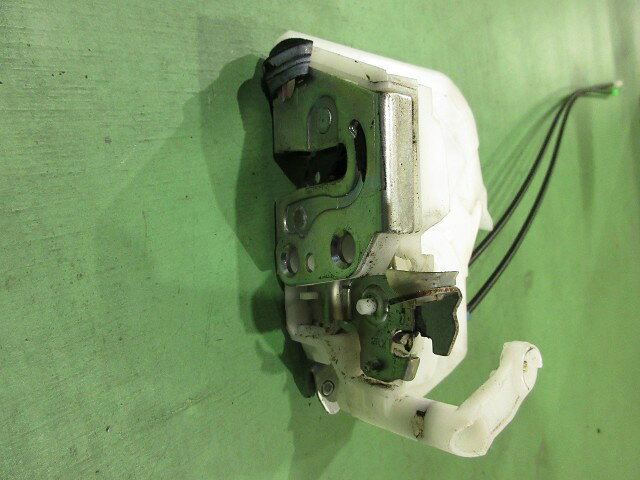 e-cleマートの【中古】中古部品 デリカD2 MB15S 右フロントドアロックソレノイド 【3310590000-202606039064550】｜アングル3
