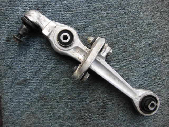 【中古】中古部品 アウディ A4 8DADR 左フロントロアアーム 【3310070100-001068994551740】