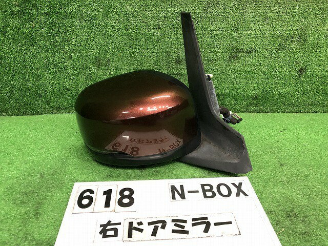 メーカー ホンダ 車名 N−BOX 型式類別 18656-0005 グレード G EXターボ ホンダセンシング 認定型式 DBA-JF3 車両タイプ 5ドアハッチバック 年式 H29/12 シフト CVT 駆動 4×2 通称型式 JF3 エンジン型式 S07BT ミッション型式 CVT アクスル型式 車体色 茶 プレミアムアガットブラウン(P) 車体色No YR633P トリム色No T 走行距離(Km) 45,244 メーカー純正品番 76208-TTA-J01 部品メーカー品番 保証 0ヶ月/0km 付加情報 PPボディ同色;ベース塗りなし黒;ウインカー付;電動電格;1カプラ7P; 商品情報 (1)[,飛び石,0.1cm丸](2)[,飛び石,0.1cm丸] ※純正番号およびモデル番号は参考としてください。※リビルト部品を購入される際のお願い【再生部品】と表示されているものをリビルト部品と呼んでいます。リビルト部品の場合には、交換時に取り外した部品をご返却していただく場合があります。詳しくはこちら※大物商品(ドア・ボンネット・バンパー等)は個人宅への配送ができない場合がございます。その場合、最寄りの配送業者支店止め等の対応となりますので、あらかじめご了承ください。 ページ上部へ【中古】中古部品 N−BOX JF3 右サイドミラー 【3330160100-000025061813500】