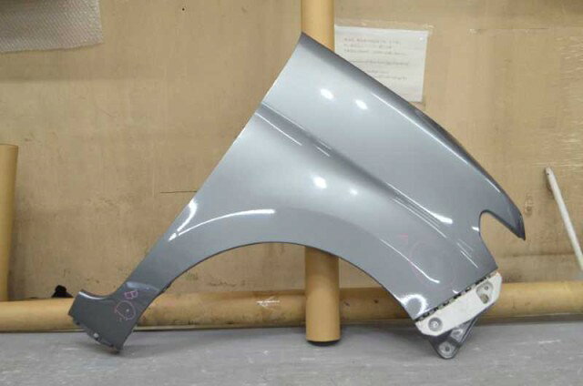 メーカー ダイハツ 車名 タント 型式類別 16010-0009 グレード カスタムX 認定型式 DBA-L375S 車両タイプ 5ドアハッチバック 年式 H21/12 シフト 4DT 駆動 通称型式 L375SGPVF エンジン型式 KF-VE ミッション型式 アクスル型式 車体色 プラチナグレーメタリック 車体色No S35 トリム色No FJ10 走行距離(Km) 135,695 メーカー純正品番 53811-B2480 部品メーカー品番 保証 0ヶ月/0km 付加情報 色アセ多少有　フチキズ有　A部凹有　B凹3cm有　スポイラーアト有　サビ有　ウスキズ多　取付OK 商品情報 (1)[5,擦り傷,8cm×5cmの範囲](1)[9,塗装ハゲ,底部、1cmハゲ](1)[全体,擦り傷,B多数](2)[5,塗装ハゲ,1cm](2)[全体,その他,色あせ少々有](2)[全体,擦り傷,小傷多少](3)[4-5,擦り傷,うす線キズ15cm+10cm] ※純正番号およびモデル番号は参考としてください。※リビルト部品を購入される際のお願い【再生部品】と表示されているものをリビルト部品と呼んでいます。リビルト部品の場合には、交換時に取り外した部品をご返却していただく場合があります。詳しくはこちら※大物商品(ドア・ボンネット・バンパー等)は個人宅への配送ができない場合がございます。その場合、最寄りの配送業者支店止め等の対応となりますので、あらかじめご了承ください。 ページ上部へ【中古】中古部品 タント L375S 右フロントフェンダー 【3310580000-260623000210600】