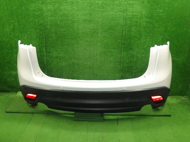 メーカー マツダ 車名 CX−5 型式類別 17117-0202 グレード XD 認定型式 LDA-KE2FW 車両タイプ 5DJワゴン 年式 H26/12 シフト 6FT 駆動 通称型式 KE2FW エンジン型式 SH-VPTS ミッション型式 アクスル型式 車体色 白 クリスタルホワイトパールマイカ 車体色No 34K トリム色No 走行距離(Km) 104,642 メーカー純正品番 KCYA-50-22X 部品メーカー品番 センサー付/ 保証 0ヶ月/0km 付加情報 PPカラー＆無塗装黒/センサー4個付/【西濃便にて発送/※個人宅への配送不可※】 商品情報 (1)[4,へこみ,薄ヘコミ＆軽い傷0.8mm×0.3mm5個前後](2)[4,擦り傷,Cフックカバーエグレ傷](3)[5,塗装ハゲ,点傷＆剥離5個前後](4)[全体,その他,無塗装部軽いイロアセ] ※純正番号およびモデル番号は参考としてください。※リビルト部品を購入される際のお願い【再生部品】と表示されているものをリビルト部品と呼んでいます。リビルト部品の場合には、交換時に取り外した部品をご返却していただく場合があります。詳しくはこちら※大物商品(ドア・ボンネット・バンパー等)は個人宅への配送ができない場合がございます。その場合、最寄りの配送業者支店止め等の対応となりますので、あらかじめご了承ください。 ページ上部へ【中古】中古部品 CX−5 KE2FW リアバンパー 【3330250100-000000937815100】