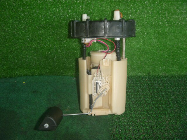 メーカー ホンダ 車名 N−BOX 型式類別 17075-0001 グレード G Lパッケージ 認定型式 DBA-JF1 車両タイプ 5ドアハッチバック 年式 H24/2 シフト CVT 駆動 4×2 通称型式 JF1 エンジン型式 S07A ミッション型式 アクスル型式 車体色 水色 クールミスト(M) 車体色No NH787M トリム色No L 走行距離(Km) 98,762 メーカー純正品番 17708-TY0-003 部品メーカー品番 292100-0250 保証 1ヶ月/1000km 付加情報 インタンク/テストOK 商品情報 ※純正番号およびモデル番号は参考としてください。※リビルト部品を購入される際のお願い【再生部品】と表示されているものをリビルト部品と呼んでいます。リビルト部品の場合には、交換時に取り外した部品をご返却していただく場合があります。詳しくはこちら※大物商品(ドア・ボンネット・バンパー等)は個人宅への配送ができない場合がございます。その場合、最寄りの配送業者支店止め等の対応となりますので、あらかじめご了承ください。 ページ上部へ【中古】中古部品 N−BOX JF1 フューエルポンプ 【3330370100-000263012420600】