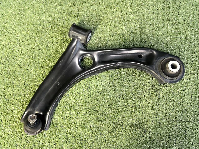 メーカー マツダ 車名 キャロル 型式類別 20232-0001 グレード GL 認定型式 3BA-HB37S 車両タイプ 5ドアハッチバック 年式 R6/7 シフト CVT 駆動 通称型式 HB37S エンジン型式 R06A ミッション型式 アクスル型式 車体色 ダスクブルーメタリック 車体色No WBC トリム色No C08 走行距離(Km) 31,030 メーカー純正品番 部品メーカー品番 保証 1ヶ月/1000km 付加情報 ボールジョイント付,スチール 商品情報 ※純正番号およびモデル番号は参考としてください。※リビルト部品を購入される際のお願い【再生部品】と表示されているものをリビルト部品と呼んでいます。リビルト部品の場合には、交換時に取り外した部品をご返却していただく場合があります。詳しくはこちら※大物商品(ドア・ボンネット・バンパー等)は個人宅への配送ができない場合がございます。その場合、最寄りの配送業者支店止め等の対応となりますので、あらかじめご了承ください。 ページ上部へ【中古】中古部品 キャロル HB37S 左フロントロアアーム 【3260070000-260707000551740】