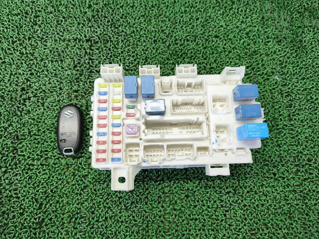 メーカー スズキ 車名 ハスラー 型式類別 18096-0003 グレード G 認定型式 DAA-MR41S 車両タイプ 5ドアハッチバック 年式 H30/4 シフト CVT 駆動 4×2 通称型式 MR41SHBGB-2 エンジン型式 R06A ミッション型式 アクスル型式 車体色 パッションオレンジ/ホワイト 車体色No A7K トリム色No C26 走行距離(Km) 89,018 メーカー純正品番 36780-65PB1 部品メーカー品番 保証 1ヶ月/1000km 付加情報 室内側；鍵付き 商品情報 ※純正番号およびモデル番号は参考としてください。※リビルト部品を購入される際のお願い【再生部品】と表示されているものをリビルト部品と呼んでいます。リビルト部品の場合には、交換時に取り外した部品をご返却していただく場合があります。詳しくはこちら※大物商品(ドア・ボンネット・バンパー等)は個人宅への配送ができない場合がございます。その場合、最寄りの配送業者支店止め等の対応となりますので、あらかじめご了承ください。 ページ上部へ【中古】中古部品 ハスラー MR41S ヒューズボックス 【3330660100-000026312067800】
