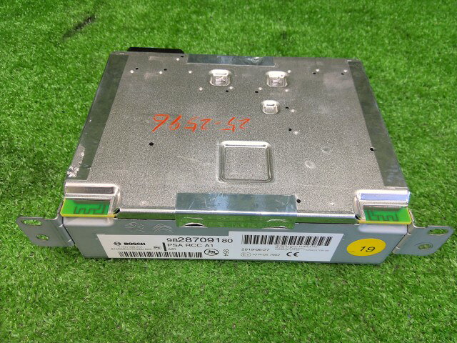 メーカー プジョー 車名 プジョー 208 型式類別 18203-0004 グレード 認定型式 ABA-A9HN01 車両タイプ 5ドアハッチバック 年式 R1/10 シフト 6FT 駆動 4×2 通称型式 VF3CCHNZTKW096711 エンジン型式 HN01 ミッション型式 アクスル型式 車体色 灰 灰 車体色No EVL トリム色No 走行距離(Km) 52,898 メーカー純正品番 1640718180 部品メーカー品番 9828709180 保証 1ヶ月/1000km 付加情報 オーディオコントロールユニット,純正,テストOK 商品情報 ※純正番号およびモデル番号は参考としてください。※リビルト部品を購入される際のお願い【再生部品】と表示されているものをリビルト部品と呼んでいます。リビルト部品の場合には、交換時に取り外した部品をご返却していただく場合があります。詳しくはこちら※大物商品(ドア・ボンネット・バンパー等)は個人宅への配送ができない場合がございます。その場合、最寄りの配送業者支店止め等の対応となりますので、あらかじめご了承ください。 ページ上部へ【中古】中古部品 プジョー 208 A9HN01 オーディオアンプ 【3330200100-252596000061150】