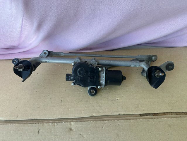 メーカー スズキ 車名 ワゴンR 型式類別 17346-0658 グレード FX 4WD 認定型式 DBA-MH34S 車両タイプ 5ドアハッチバック 年式 H27/11 シフト CVT 駆動 4×4 通称型式 MH34SWFXQ-A4 エンジン型式 R06A ミッション型式 アクスル型式 車体色 茶 アーバンブラウン(PM) 車体色No ZSF トリム色No 走行距離(Km) 139,114 メーカー純正品番 38100-72M00 部品メーカー品番 保証 1ヶ月/1000km 付加情報 テストOK 商品情報 ※純正番号およびモデル番号は参考としてください。※リビルト部品を購入される際のお願い【再生部品】と表示されているものをリビルト部品と呼んでいます。リビルト部品の場合には、交換時に取り外した部品をご返却していただく場合があります。詳しくはこちら※大物商品(ドア・ボンネット・バンパー等)は個人宅への配送ができない場合がございます。その場合、最寄りの配送業者支店止め等の対応となりますので、あらかじめご了承ください。 ページ上部へ【中古】中古部品 ワゴンR MH34S フロントワイパーモーター 【3330430100-260718000161600】