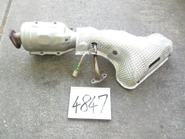 メーカー トヨタ 車名 レクサス IS 型式類別 17525-0001 グレード IS300H バージョンL 認定型式 DAA-AVE30 車両タイプ 4ドアセダン 年式 H27/6 シフト CVT 駆動 4×2 通称型式 AVE30AEXLHL エンジン型式 2AR-FSE ミッション型式 アクスル型式 車体色 ホワイトパールクリスタルシャイン 車体色No 077 トリム色No LA20 走行距離(Km) 267,913 メーカー純正品番 25051-36170 部品メーカー品番 保証 1ヶ月/1000km 付加情報 カプラ4P　/中OK　　　CP4847 商品情報 ※純正番号およびモデル番号は参考としてください。※リビルト部品を購入される際のお願い【再生部品】と表示されているものをリビルト部品と呼んでいます。リビルト部品の場合には、交換時に取り外した部品をご返却していただく場合があります。詳しくはこちら※大物商品(ドア・ボンネット・バンパー等)は個人宅への配送ができない場合がございます。その場合、最寄りの配送業者支店止め等の対応となりますので、あらかじめご了承ください。 ページ上部へ【中古】中古部品 レクサス IS AVE30 エキゾーストマニホールド 【3500170000-260718503020160】