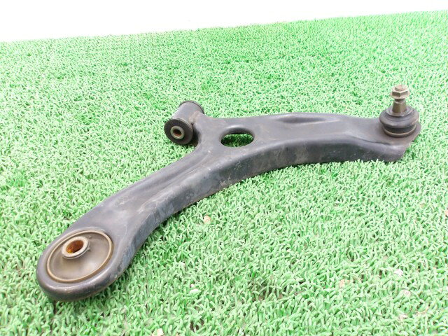 メーカー スズキ 車名 ハスラー 型式類別 18096-0005 グレード Gターボ 認定型式 DAA-MR41S 車両タイプ 5ドアハッチバック 年式 H30/3 シフト CVT 駆動 4×2 通称型式 MR41SHTGB-H2 エンジン型式 R06AT ミッション型式 アクスル型式 車体色 クールカーキ(PM) 車体色No ZVD トリム色No 走行距離(Km) 26,706 メーカー純正品番 45201-85K11 部品メーカー品番 保証 1ヶ月/1000km 付加情報 45201-85K11;ブーツOK・ブッシュ小ヒビ程度 商品情報 ※純正番号およびモデル番号は参考としてください。※リビルト部品を購入される際のお願い【再生部品】と表示されているものをリビルト部品と呼んでいます。リビルト部品の場合には、交換時に取り外した部品をご返却していただく場合があります。詳しくはこちら※大物商品(ドア・ボンネット・バンパー等)は個人宅への配送ができない場合がございます。その場合、最寄りの配送業者支店止め等の対応となりますので、あらかじめご了承ください。 ページ上部へ【中古】中古部品 ハスラー MR41S 右フロントロアアーム 【3310250100-000263027851720】