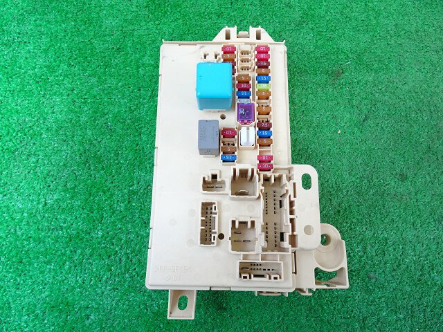 メーカー ダイハツ 車名 ムーヴ 型式類別 16710-0013 グレード X 認定型式 DBA-LA100S 車両タイプ 5ドアハッチバック 年式 H25/7 シフト CVT 駆動 4×2 通称型式 LA100SGBGF エンジン型式 KF-VE ミッション型式 アクスル型式 車体色 茶 シルキーマルーンクリスタル(M) 車体色No T26 トリム色No FP40 走行距離(Km) 116,476 メーカー純正品番 82600-B2450 部品メーカー品番 82600-B2450 保証 1ヶ月/1000km 付加情報 ジャンクションブロック,室内用,助手席足元 商品情報 ※純正番号およびモデル番号は参考としてください。※リビルト部品を購入される際のお願い【再生部品】と表示されているものをリビルト部品と呼んでいます。リビルト部品の場合には、交換時に取り外した部品をご返却していただく場合があります。詳しくはこちら※大物商品(ドア・ボンネット・バンパー等)は個人宅への配送ができない場合がございます。その場合、最寄りの配送業者支店止め等の対応となりますので、あらかじめご了承ください。 ページ上部へ【中古】中古部品 ムーヴ LA100S ヒューズボックス 【3330640100-260805000167800】