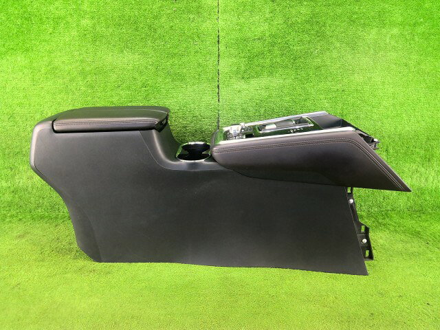 メーカー マツダ 車名 CX−8 型式類別 18723-0005 グレード XD Lパッケージ 6人 認定型式 3DA-KG2P 車両タイプ 5DJワゴン 年式 H29/11 シフト 6FT 駆動 通称型式 KG2P エンジン型式 SH-VPTS ミッション型式 アクスル型式 車体色 マシーングレープレミアム(M) 車体色No 46G トリム色No KE7 走行距離(Km) 97,778 メーカー純正品番 K132-64-420A 13 部品メーカー品番 保証 0ヶ月/0km 付加情報 センターコンソール アームレスト シフトパネル、シフトノブ付 テスト済 商品情報 (1)[全体,擦り傷,多少アリ](2)[全体,その他,スレ、線キズ、コキズ程度アリ](3)[全体,その他,汚れ少しアリ] ※純正番号およびモデル番号は参考としてください。※リビルト部品を購入される際のお願い【再生部品】と表示されているものをリビルト部品と呼んでいます。リビルト部品の場合には、交換時に取り外した部品をご返却していただく場合があります。詳しくはこちら※大物商品(ドア・ボンネット・バンパー等)は個人宅への配送ができない場合がございます。その場合、最寄りの配送業者支店止め等の対応となりますので、あらかじめご了承ください。 ページ上部へ【中古】中古部品 CX−8 KG2P コンソールボックス 【3330990100-260709000577100】