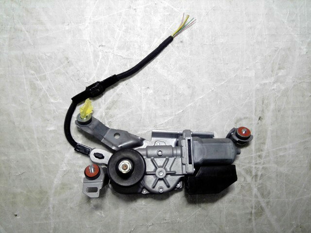 メーカー トヨタ 車名 エスクァイア 型式類別 17698-0017 グレード ハイブリッドGI 7人 認定型式 DAA-ZWR80G 車両タイプ 5DBOXワゴン 年式 H27/6 シフト CVT 駆動 4×2 通称型式 ZWR80GCPXGBT エンジン型式 2ZR-FXE ミッション型式 P410 アクスル型式 03A 車体色 スパークリングブラックパールクリスタルシャイン 車体色No 220 トリム色No FH22 走行距離(Km) 90,980 メーカー純正品番 85130-28100 部品メーカー品番 保証 1ヶ月/1000km 付加情報 間欠有,カプラ1ケ,5ピン,テストOK 商品情報 ※純正番号およびモデル番号は参考としてください。※リビルト部品を購入される際のお願い【再生部品】と表示されているものをリビルト部品と呼んでいます。リビルト部品の場合には、交換時に取り外した部品をご返却していただく場合があります。詳しくはこちら※大物商品(ドア・ボンネット・バンパー等)は個人宅への配送ができない場合がございます。その場合、最寄りの配送業者支店止め等の対応となりますので、あらかじめご了承ください。 ページ上部へ【中古】中古部品 エスクァイア ZWR80G リアワイパーモーター 【3310050100-260217000361700】