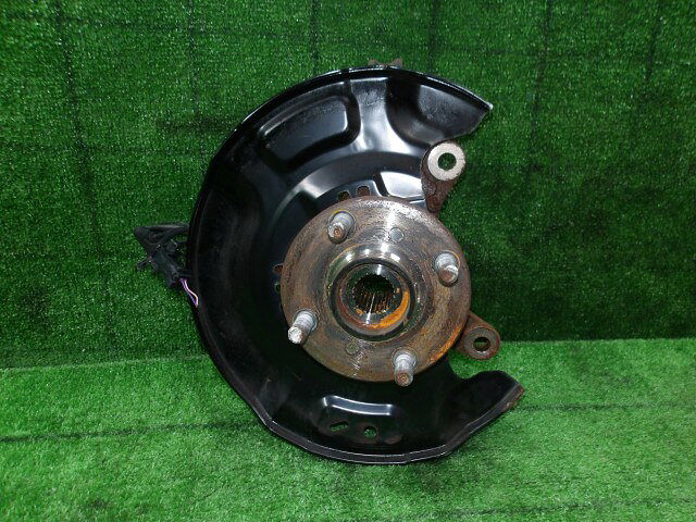 メーカー トヨタ 車名 ヴィッツ 型式類別 16719-0063 グレード F 認定型式 DBA-KSP130 車両タイプ 5ドアハッチバック 年式 H29/10 シフト CVT 駆動 4×2 通称型式 KSP130AHXNK エンジン型式 1KR-FE ミッション型式 アクスル型式 車体色 銀 シルバー(M) 車体色No 1F7 トリム色No FF20 走行距離(Km) 72,808 メーカー純正品番 43211-52050 部品メーカー品番 保証 1ヶ月/1000km 付加情報 ディスク,2WD,ABSセンサー固着有,14インチ,ローター欠品,キャリパー欠品 商品情報 ※純正番号およびモデル番号は参考としてください。※リビルト部品を購入される際のお願い【再生部品】と表示されているものをリビルト部品と呼んでいます。リビルト部品の場合には、交換時に取り外した部品をご返却していただく場合があります。詳しくはこちら※大物商品(ドア・ボンネット・バンパー等)は個人宅への配送ができない場合がございます。その場合、最寄りの配送業者支店止め等の対応となりますので、あらかじめご了承ください。 ページ上部へ【中古】中古部品 ヴィッツ KSP130 右フロントナックルハブ 【3330420100-260820000244310】