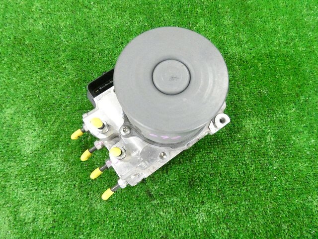 メーカー トヨタ 車名 レクサス GS 型式類別 17072-0007 グレード GS250 バージョンL 認定型式 DBA-GRL11 車両タイプ 4ドアセダン 年式 H24/4 シフト 6FT 駆動 通称型式 GRL11BETQHL エンジン型式 4GR-FSE ミッション型式 A960E A04A アクスル型式 車体色 ホワイトパールクリスタルシャイン 車体色No 077 トリム色No LA51 走行距離(Km) 219,395 メーカー純正品番 44050-30520 部品メーカー品番 44540-30440 保証 1ヶ月/1000km 付加情報 純正,44540-30440,89541-30540,133800-1650,ADVICS 商品情報 ※純正番号およびモデル番号は参考としてください。※リビルト部品を購入される際のお願い【再生部品】と表示されているものをリビルト部品と呼んでいます。リビルト部品の場合には、交換時に取り外した部品をご返却していただく場合があります。詳しくはこちら※大物商品(ドア・ボンネット・バンパー等)は個人宅への配送ができない場合がございます。その場合、最寄りの配送業者支店止め等の対応となりますので、あらかじめご了承ください。 ページ上部へ【中古】中古部品 レクサス GS GRL11 ABSアクチュエーター 【3260250000-000026093142500】
