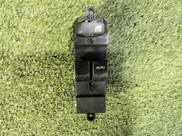 メーカー 日産 車名 NV100クリッパー 型式類別 18016-0040 グレード DX GLパッケージ 認定型式 HBD-DR17V 車両タイプ ケイバン 年式 R2/7 シフト 4DT 駆動 通称型式 PQCARHAZA1EDD エンジン型式 R06A ミッション型式 アクスル型式 車体色 スペリアホワイト 車体色No 26U トリム色No C01 走行距離(Km) 85,630 メーカー純正品番 25401-4A00K 部品メーカー品番 37990-64PA0 保証 1ヶ月/1000km 付加情報 右フロントドア用,右ドア用,クロ,オート,ウインドロック,カプラ1ケ 商品情報 ※純正番号およびモデル番号は参考としてください。※リビルト部品を購入される際のお願い【再生部品】と表示されているものをリビルト部品と呼んでいます。リビルト部品の場合には、交換時に取り外した部品をご返却していただく場合があります。詳しくはこちら※大物商品(ドア・ボンネット・バンパー等)は個人宅への配送ができない場合がございます。その場合、最寄りの配送業者支店止め等の対応となりますので、あらかじめご了承ください。 ページ上部へ【中古】中古部品 NV100クリッパー DR17V パワーウインドウスイッチ 【3260070000-260901000261900】