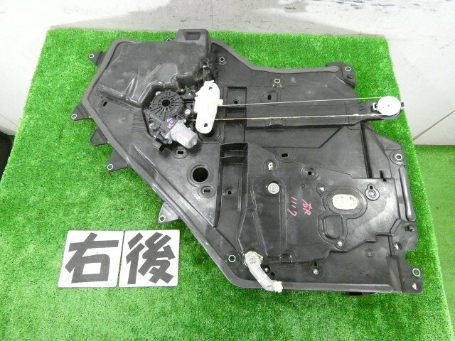 メーカー ホンダ 車名 N−BOX 型式類別 19384-0002 グレード G Lホンダセンシング 認定型式 6BA-JF3 車両タイプ 5ドアハッチバック 年式 R1/10 シフト CVT 駆動 通称型式 JF3 エンジン型式 S07B ミッション型式 アクスル型式 車体色 プラチナホワイト(P) 車体色No NH883P トリム色No L 走行距離(Km) 189,196 メーカー純正品番 72710-TTA-013 部品メーカー品番 WR19-014 保証 0ヶ月/0km 付加情報 モーター付,WR19-014,90919,プラスチックOK 商品情報 ※純正番号およびモデル番号は参考としてください。※リビルト部品を購入される際のお願い【再生部品】と表示されているものをリビルト部品と呼んでいます。リビルト部品の場合には、交換時に取り外した部品をご返却していただく場合があります。詳しくはこちら※大物商品(ドア・ボンネット・バンパー等)は個人宅への配送ができない場合がございます。その場合、最寄りの配送業者支店止め等の対応となりますので、あらかじめご了承ください。 ページ上部へ【中古】中古部品 N−BOX JF3 右リアドアレギュレータ・モーター 【3260250000-000026111713320】