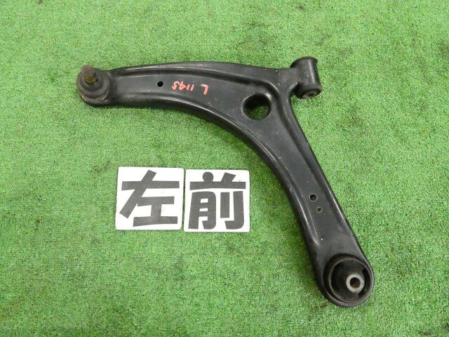 メーカー 三菱 車名 デリカD5 型式類別 17497-0005 グレード D パワーパッケージ 4WD 認定型式 LDA-CV1W 車両タイプ 5DBOXワゴン 年式 H26/5 シフト 6DT 駆動 通称型式 CV1WLLHFZ エンジン型式 4N14 ミッション型式 W6AJA 3571 アクスル型式 車体色 ウォームホワイトパール 車体色No W23 トリム色No 28X 走行距離(Km) 141,211 メーカー純正品番 4013A427 部品メーカー品番 保証 1ヶ月/1000km 付加情報 純正,ブーツヒビ多数有り・ブッシュ切れ多少有り,汚れ多少有り,サビ有り 商品情報 ※純正番号およびモデル番号は参考としてください。※リビルト部品を購入される際のお願い【再生部品】と表示されているものをリビルト部品と呼んでいます。リビルト部品の場合には、交換時に取り外した部品をご返却していただく場合があります。詳しくはこちら※大物商品(ドア・ボンネット・バンパー等)は個人宅への配送ができない場合がございます。その場合、最寄りの配送業者支店止め等の対応となりますので、あらかじめご了承ください。 ページ上部へ【中古】中古部品 デリカD5 CV1W 左フロントロアアーム 【3260250000-000026114551740】