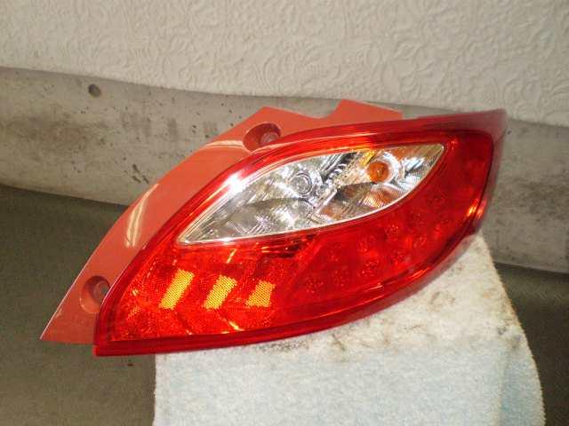 【中古】中古部品 デミオ DE5FS 右テールランプ 【3310420000-000866450515500】