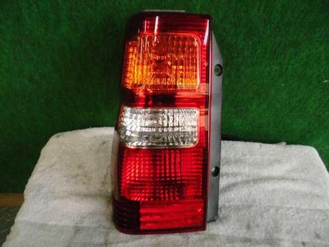 メーカー 三菱 車名 パジェロミニ 型式類別 09210-0074 グレード 660 SKIPPER 認定型式 GF-H53A 車両タイプ 年式 H11/1 シフト 駆動 通称型式 エンジン型式 4A30-E ミッション型式 アクスル型式 車体色 ガンメタ 車体色No A26 トリム色No 04A 走行距離(Km) 119,000 メーカー純正品番 MR465863 部品メーカー品番 1146-335 保証 0ヶ月/0km 付加情報 イマセン; ,(1)浅いコキズ 多少(4〜6) 商品情報 ※純正番号およびモデル番号は参考としてください。※リビルト部品を購入される際のお願い【再生部品】と表示されているものをリビルト部品と呼んでいます。リビルト部品の場合には、交換時に取り外した部品をご返却していただく場合があります。詳しくはこちら※大物商品(ドア・ボンネット・バンパー等)は個人宅への配送ができない場合がございます。その場合、最寄りの配送業者支店止め等の対応となりますので、あらかじめご了承ください。 ページ上部へ【中古】中古部品 パジェロミニ H53A 左テールランプ 【3310420000-001478815015600】