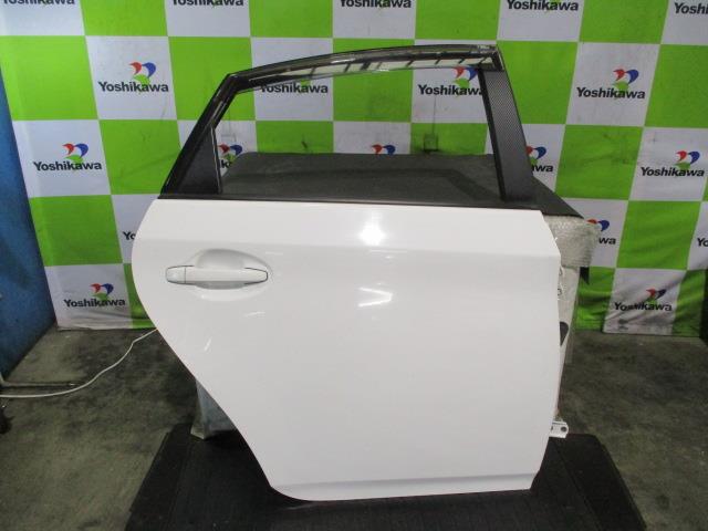 中古部品 プリウス ZVW30 右リアドア 