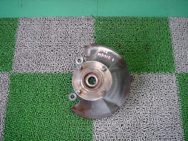 【中古】中古部品 MRワゴン MF21S 左フロントナックルハブ 【3330440100-001058008444340】