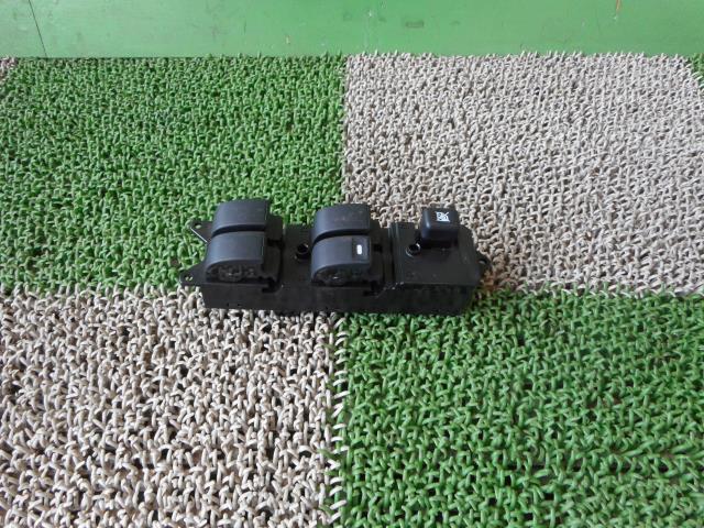 メーカー 三菱 車名 eKワゴン 型式類別 15409-0015 グレード 660 認定型式 DBA-H82W 車両タイプ 5ドアハッチバック 年式 H19/2 シフト 駆動 通称型式 エンジン型式 3G83-E ミッション型式 アクスル型式 4222 車体色 赤 車体色No P85 トリム色No 02S 走行距離(Km) 30,000 メーカー純正品番 8608A131 部品メーカー品番 8608A170 保証 1ヶ月/1000km 付加情報 [30067km]★C8D-D536M 8608A131 8608A131→8608A131★ 商品情報 ※純正番号およびモデル番号は参考としてください。※リビルト部品を購入される際のお願い【再生部品】と表示されているものをリビルト部品と呼んでいます。リビルト部品の場合には、交換時に取り外した部品をご返却していただく場合があります。詳しくはこちら※大物商品(ドア・ボンネット・バンパー等)は個人宅への配送ができない場合がございます。その場合、最寄りの配送業者支店止め等の対応となりますので、あらかじめご了承ください。 ページ上部へ【中古】中古部品 eKワゴン H82W パワーウインドウスイッチ 【3330440100-001215429161900】