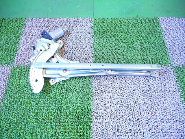 メーカー ダイハツ 車名 ミラ 型式類別 15624-0005 グレード 660 X 認定型式 DBA-L285S 車両タイプ 5ドアハッチバック 年式 H19/5 シフト 駆動 通称型式 エンジン型式 KF-VE ミッション型式 アクスル型式 車体色 ピンク 車体色No T22 トリム色No FJ40 走行距離(Km) 57,000 メーカー純正品番 69802-B2090 部品メーカー品番 69802-B4010 保証 0ヶ月/0km 付加情報 [57171km]★モーター付のAssy テストOK!! モーター(85720-B1010)●69802-B2090→B4010★ 商品情報 ※純正番号およびモデル番号は参考としてください。※リビルト部品を購入される際のお願い【再生部品】と表示されているものをリビルト部品と呼んでいます。リビルト部品の場合には、交換時に取り外した部品をご返却していただく場合があります。詳しくはこちら※大物商品(ドア・ボンネット・バンパー等)は個人宅への配送ができない場合がございます。その場合、最寄りの配送業者支店止め等の対応となりますので、あらかじめご了承ください。 ページ上部へ【中古】中古部品 ミラ L285S 左フロントドアレギュレータ・モーター 【3330440100-001267523213220】