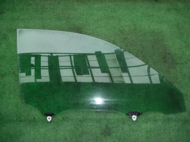 【中古】中古部品 カローラアクシオ NZE164 右フロントドアガラス 【3330450100-001697107513130】