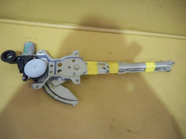 【中古】中古部品 スイフト ZD11S 右フロントドアレギュレータ・モーター 【3330460100-001449607013120】