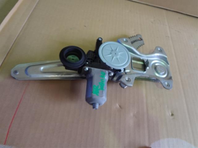 【中古】中古部品 パッソ KGC30 右リアドアレギュレータ・モーター 【3330460100-001497316313320】