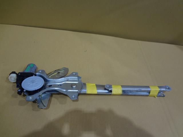 【中古】中古部品 ミラココア L675S 右フロントドアレギュレータ・モーター 【3330460100-000001521113120】
