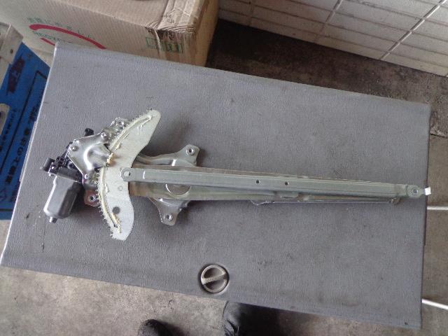 【中古】中古部品 ハイゼット S321V 右フロントドアレギュレータ・モーター 【3340080100-001152676113120】