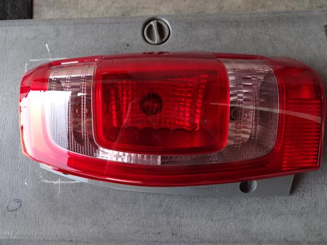 【中古】中古部品 タントエグゼ L455S 右テールランプ 【3340080100-001376114915500】