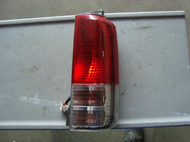 【中古】中古部品 eKクラッシィ H81W 右テールランプ 【3340080100-000856153815500】