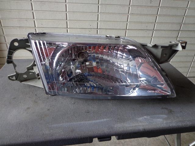 【中古】中古部品 プレマシー CP8W 右ヘッドランプ 【3340080100-000997651610800】