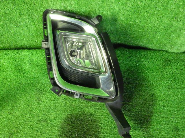 【中古】中古部品 MPV LY3P 右フォグランプ 【3260070000-000213047510850】