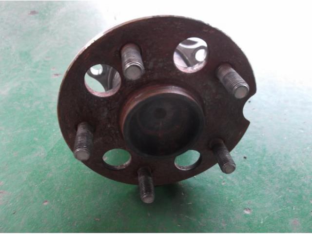 【中古】中古部品 ノア AZR60G リアハブ 【3330900100-001191128544470】