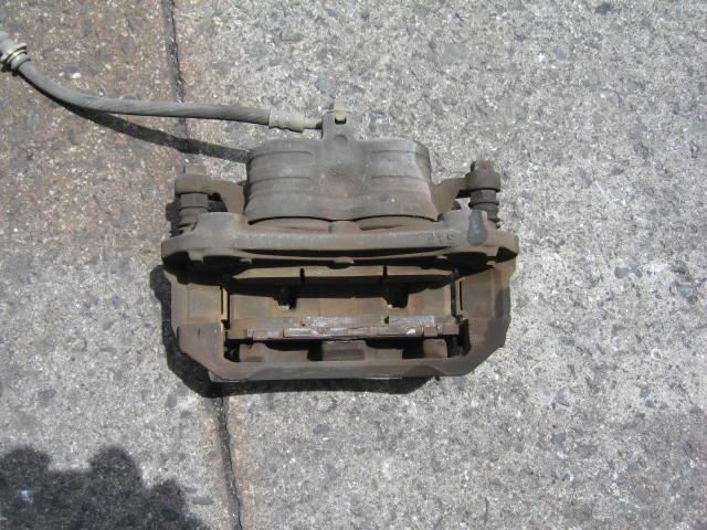 【中古】中古部品 セレナ C25 左フロントキャリパー 【3340240100-001280722944360】