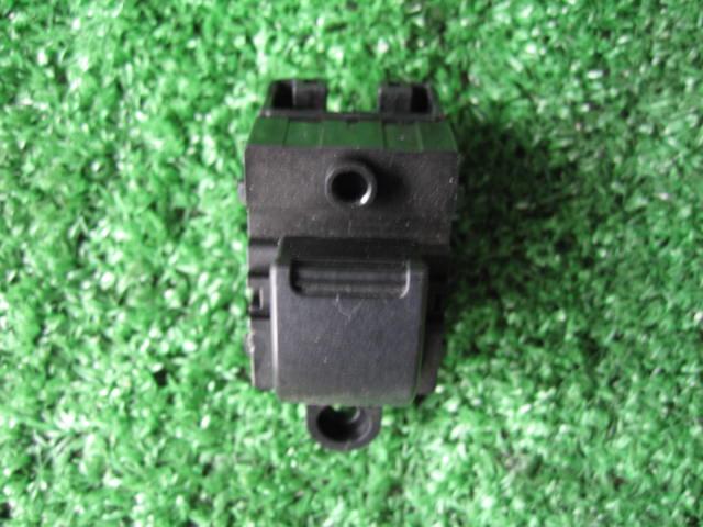 【中古】中古部品 アルト HA25S パワーウインドウスイッチ 【3340240100-001262597461900】
