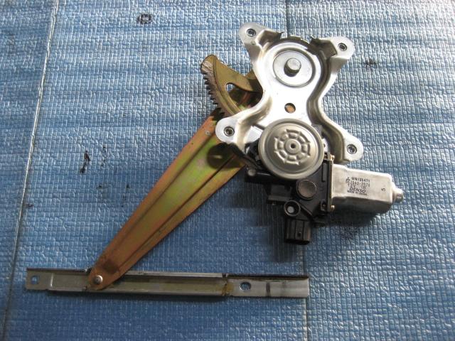 【中古】中古部品 コルト Z25A 左リアドアレギュレータ・モーター 【3340240100-000898640213420】