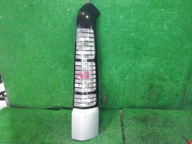 【中古】中古部品 ステップワゴン RF8 右テールランプ 【3330240100-000183022215500】