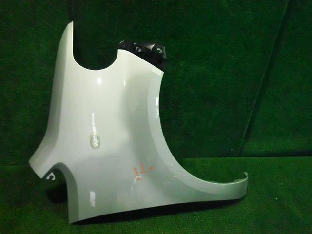メーカー トヨタ 車名 ポルテ 型式類別 12541-0001 グレード 150R 認定型式 CBA-NNP11 車両タイプ 3ドアハッチバック 年式 H16/11 シフト 4CT 駆動 4×2 通称型式 NNP11AGSGK エンジン型式 1NZ-FE ミッション型式 アクスル型式 車体色 銀 シルバーマイカメタリック 車体色No 1E7 トリム色No FA07 走行距離(Km) 209,723 メーカー純正品番 53811-52200 部品メーカー品番 保証 0ヶ月/0km 付加情報 再塗装品 商品情報 (1)[全体,サビ,A点錆多数](1)[全体,サビ,A点錆多数] ※純正番号およびモデル番号は参考としてください。※リビルト部品を購入される際のお願い【再生部品】と表示されているものをリビルト部品と呼んでいます。リビルト部品の場合には、交換時に取り外した部品をご返却していただく場合があります。詳しくはこちら※大物商品(ドア・ボンネット・バンパー等)は個人宅への配送ができない場合がございます。その場合、最寄りの配送業者支店止め等の対応となりますので、あらかじめご了承ください。 ページ上部へ【中古】中古部品 ポルテ NNP11 右フロントフェンダー 【3330240100-000153107810600】