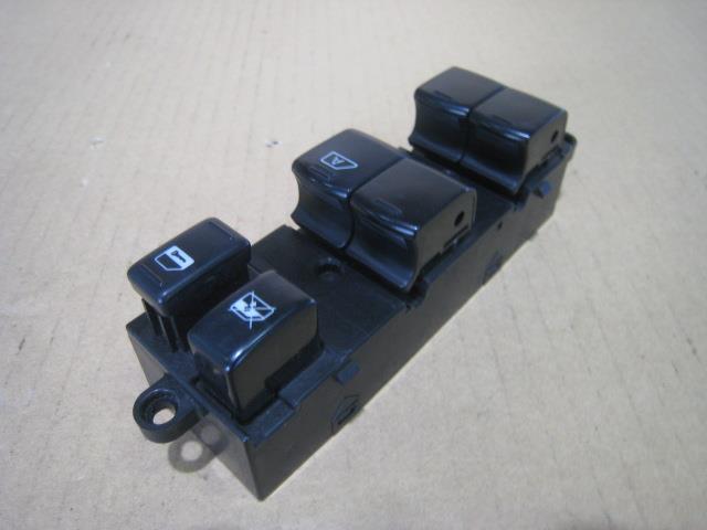 メーカー 日産 車名 マーチ 型式類別 12414-0013 グレード 1200 12C 認定型式 CBA-AK12 車両タイプ 5ドアハッチバック 年式 H17/4 シフト 駆動 4×2 通称型式 FDKARCAK12EDA エンジン型式 CR12-DE ミッション型式 アクスル型式 車体色 茶 ショコラパールメタリック 車体色No C15 トリム色No J 走行距離(Km) 98,521 メーカー純正品番 25401-AX000 部品メーカー品番 保証 1ヶ月/1000km 付加情報 商品情報 ※純正番号およびモデル番号は参考としてください。※リビルト部品を購入される際のお願い【再生部品】と表示されているものをリビルト部品と呼んでいます。リビルト部品の場合には、交換時に取り外した部品をご返却していただく場合があります。詳しくはこちら※大物商品(ドア・ボンネット・バンパー等)は個人宅への配送ができない場合がございます。その場合、最寄りの配送業者支店止め等の対応となりますので、あらかじめご了承ください。 ページ上部へ【中古】中古部品 マーチ AK12 パワーウインドウスイッチ 【3340220100-000213052461900】